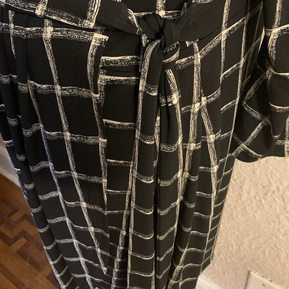 Plus sized geometric print wrap dress 2x - Picture 5 of 6